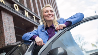 Frau Lehnt Zufrieden An Einem Auto