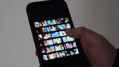 Mann Schaut Sich Nacktbilder Auf Dem Smartphone An