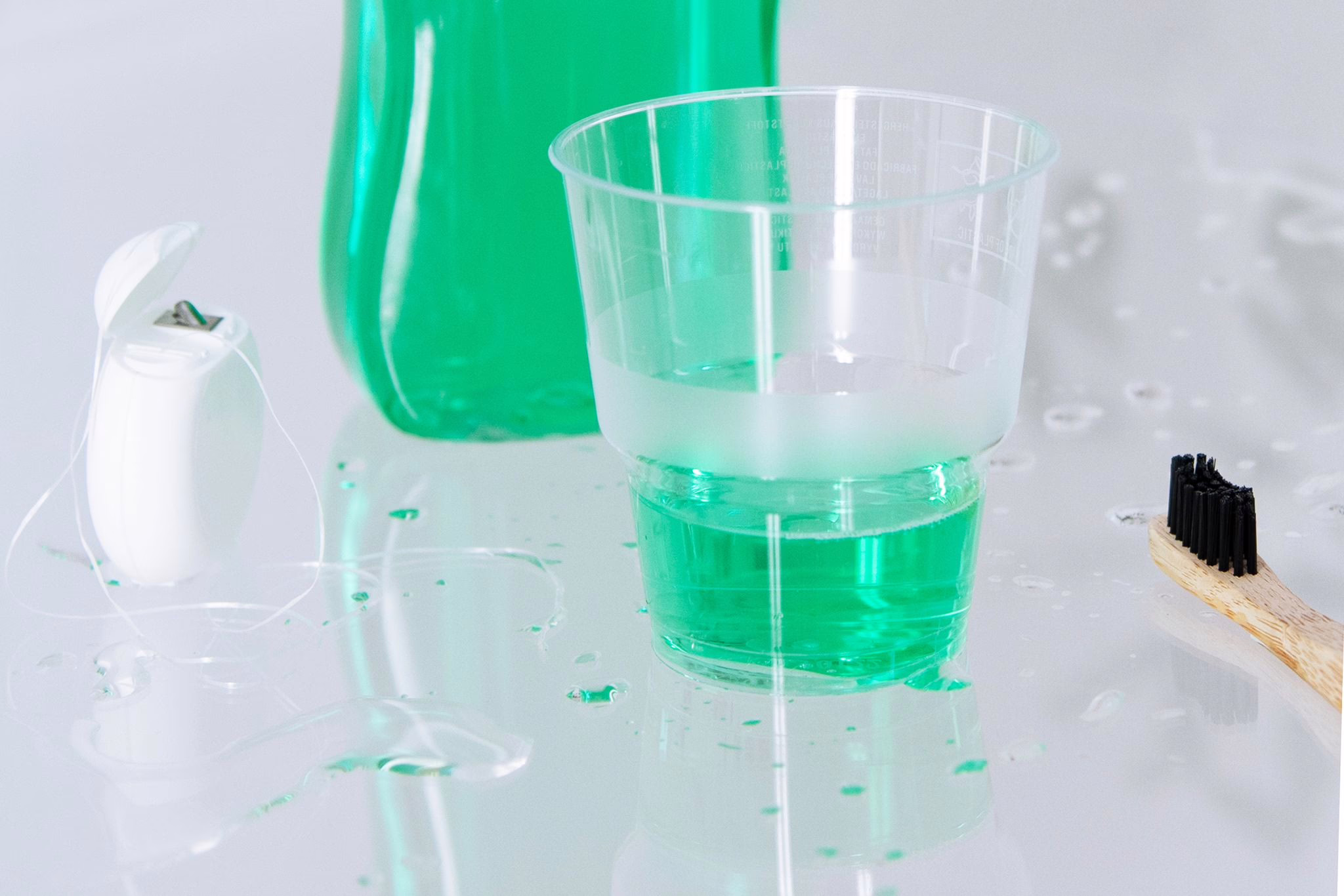 Ein Becher Mit Einer Mundspüllösung Steht In Einem Bad