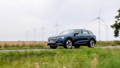 Ein E Auto Fährt Auf Einer Landstraße