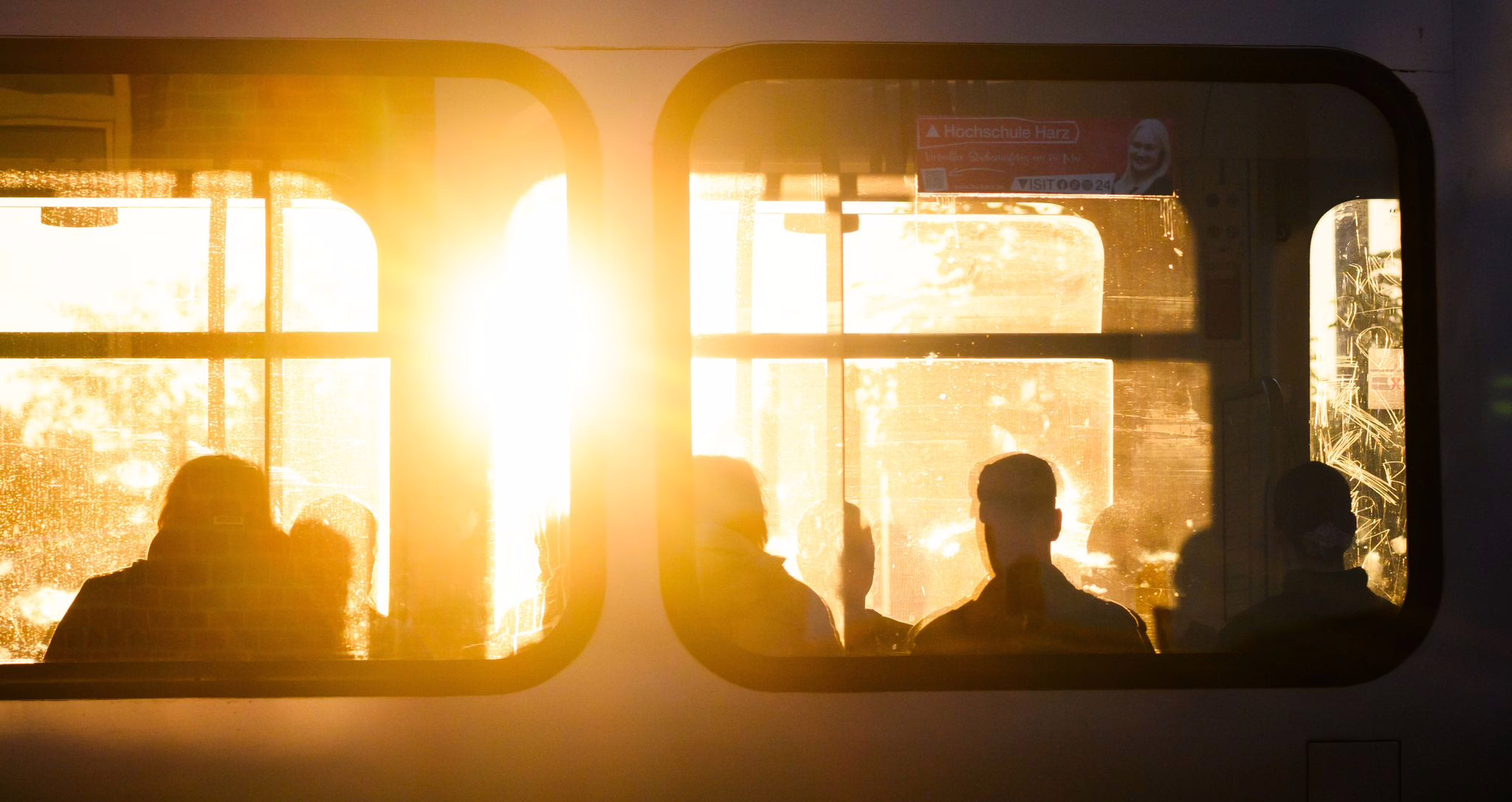 Fahrgäste Sitzen Bei Sonnenaufgang In Einer Stadtbahn