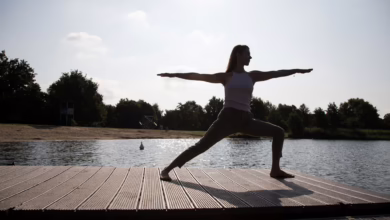 Eine Frau Macht Yoga An Einem See