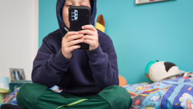 Kind Hält Smartphone In Den Händen