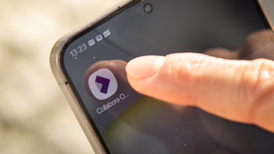 Mann Benutzt Smartphone App Collabora Office