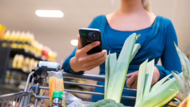 Eine Frau Mit Smartphone Im Supermarkt