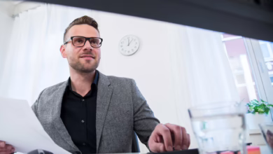 Mann Schaut Einen Einen Computerbildschirm