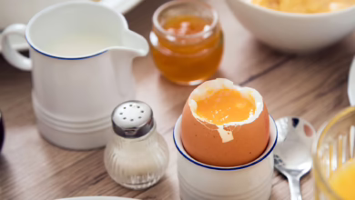 Ein Weich Gekochtes Ei Steht Auf Einem Frühstückstisch