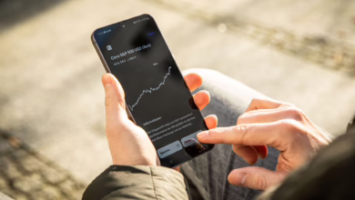 Ein Mann Benutzt App Für Etf Kauf