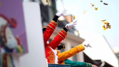 Von Einem Karnevalswagen Werden Kamelle Geworfen