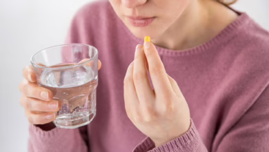 Eine Frau Nimmt Eine Kapsel Ein