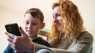 Mutter Und Sohn Schauen Auf Ein Smartphone