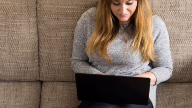 Eine Frau Arbeitet Am Laptop