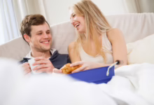 Paar Genießt Ein Frühstück Im Bett