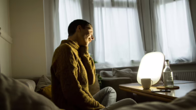 Frau Sitzt Vor Einer Tageslichtlampe