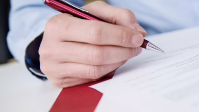 Mann Unterschreibt Einen Vertrag