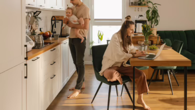 Paar Mit Baby In Einer Wohnung