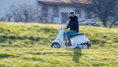 Mann Fährt Mit Einem Motorroller