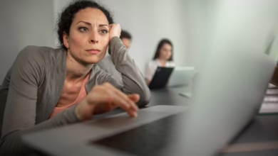 Frau Schaut Frustriert Auf Einen Laptop