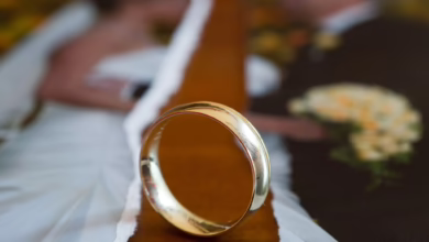 Ehering Liegt Neben Einem Zerrissenem Hochzeitsfoto