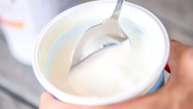 Mann Hält Becher Mit Veganem Joghurt Ersatz In Der Hand