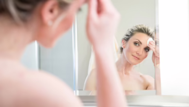 Frau Reinigt Vor Einem Spiegel Ihr Gesicht