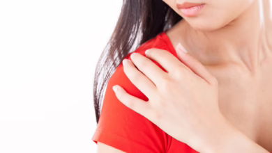 Frau Hat Schulterschmerzen