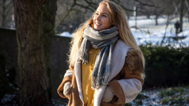 Frau Geht Im Park Spazieren