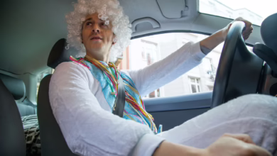 Mit Einem Kostüm Bekleideter Mann Sitzt In Einem Auto