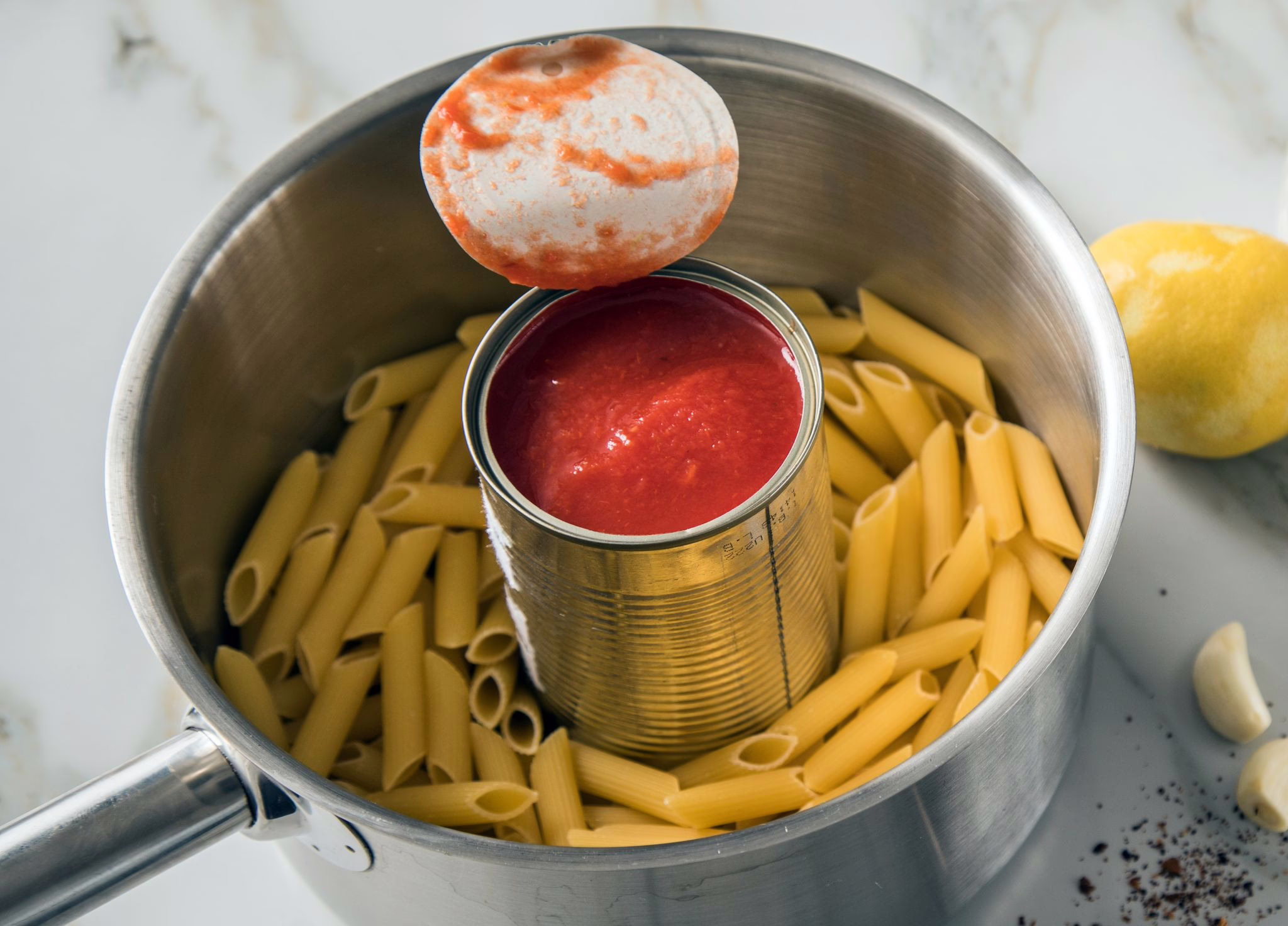 Eine Dose Tomaten Steht In Einem Topf Mit Pasta