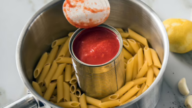 Eine Dose Tomaten Steht In Einem Topf Mit Pasta