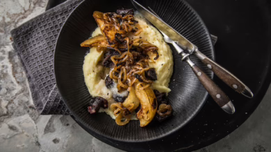 Mahlzeit Aus Blutwurst, Birnen Und Kartoffelbrei