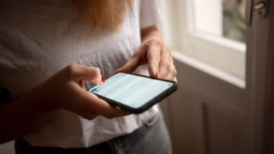 Eine Person Tippt Auf Einem Smartphone