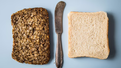 Eisweißbrot Und Weizentoast Liegen Auf Einem Tisch