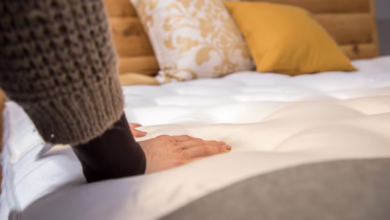 Frau Testet Eine Matratze In Einem Bettenhaus