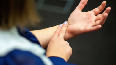 Eine Frau Misst Ihren Puls Am Handgelenk