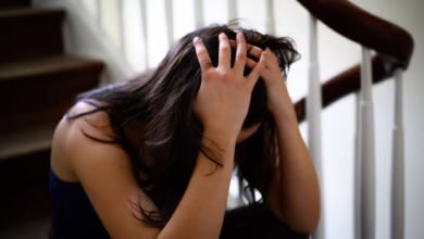 Frau Sitzt Auf Einer Treppe Und Stützt Den Kopf In Die Hände