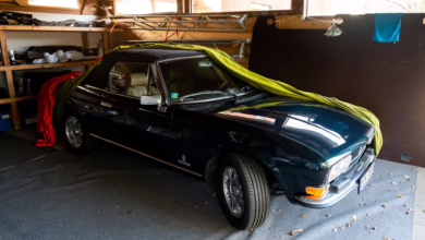 Oldtimer Steht In Einer Garage