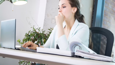 Frau Arbeitet Am Laptop