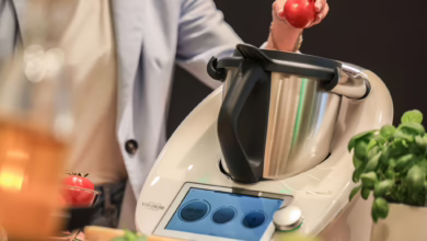Frau Befüllt Einen Thermomix