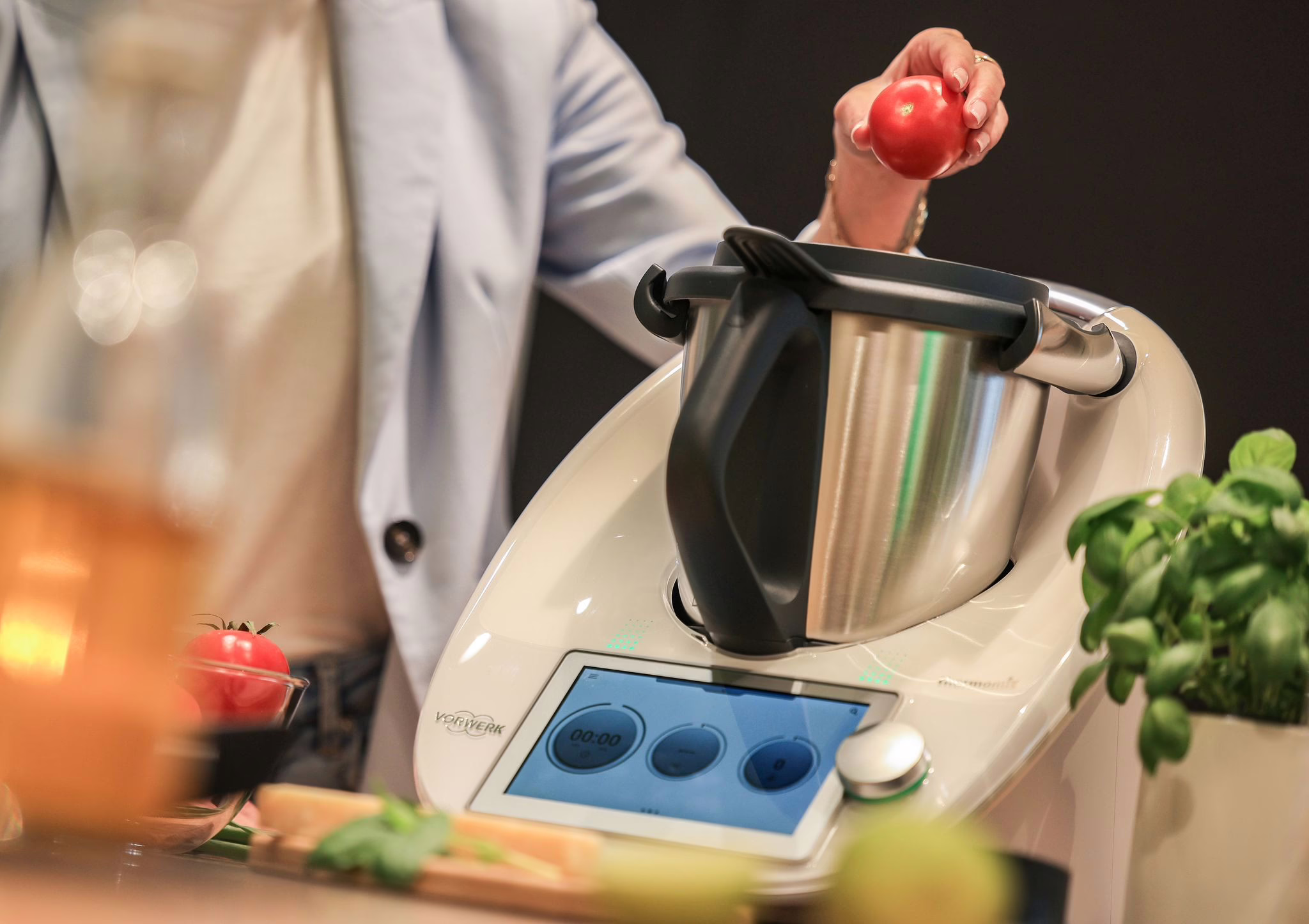 Frau Befüllt Einen Thermomix