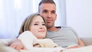 Ein Paar Kuschelt Auf Einer Couch