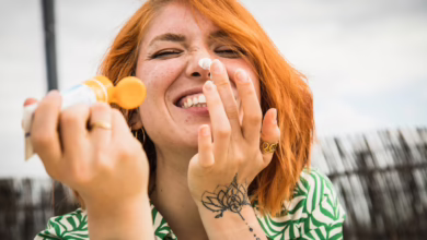 Frau Cremt Ihr Gesicht Mit Sonnencreme Ein