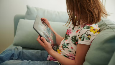 Mädchen Schaut Auf Ein Tablet