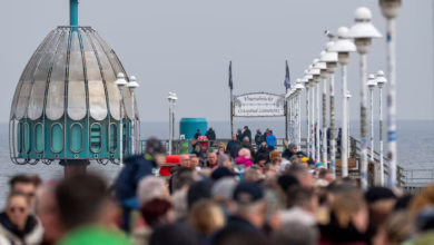 Touristen Sind An Ostern Im Ostseebad Zinnowitz Unterwegs