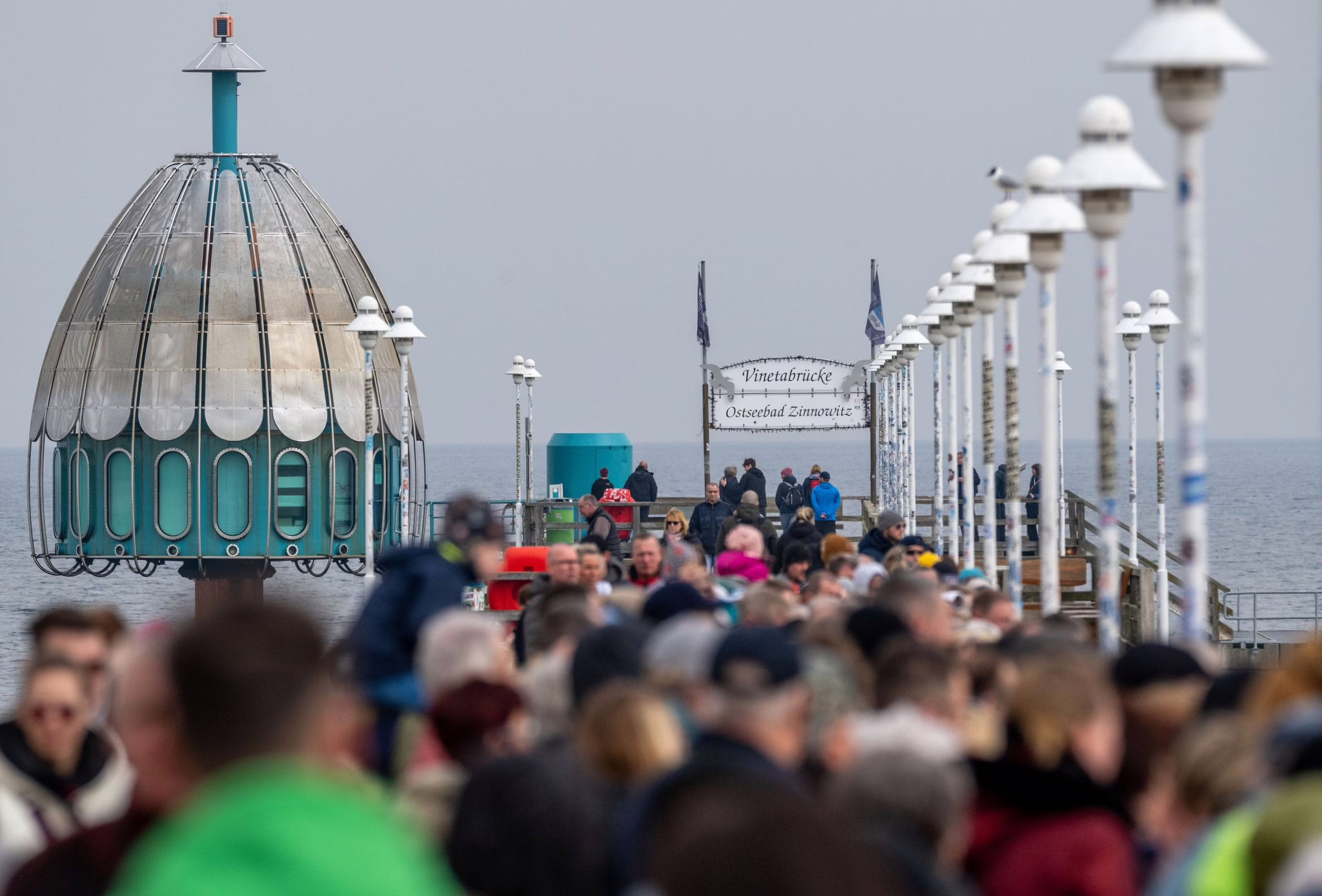 Touristen Sind An Ostern Im Ostseebad Zinnowitz Unterwegs
