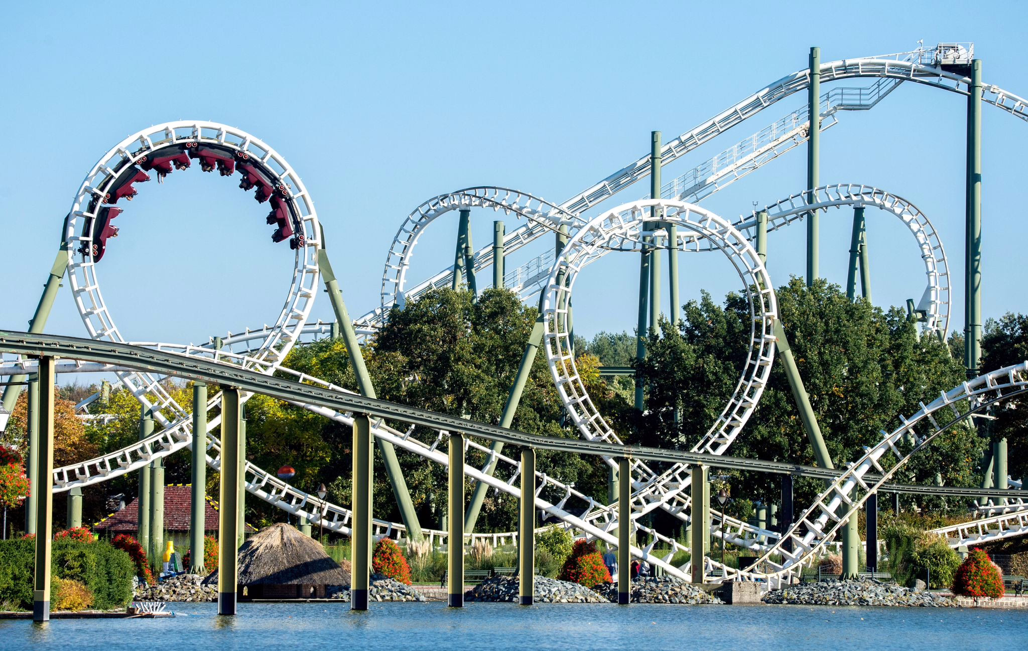 Besucher Fahren Mit Der Achterbahn «big Loop» Im Heide Park