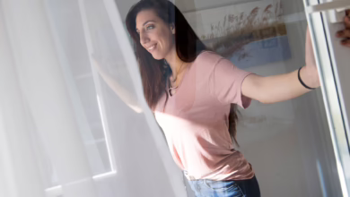 Frau öffnet Ein Fenster