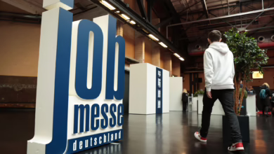 Jugendlicher Besucht Die Jobmesse In Berlin