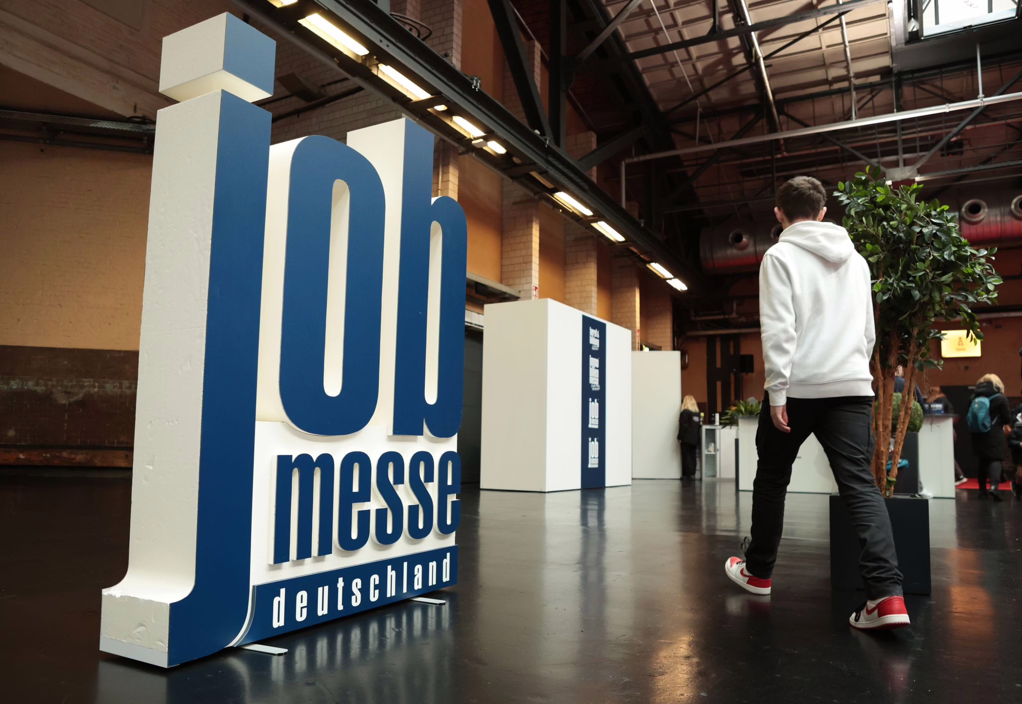 Jugendlicher Besucht Die Jobmesse In Berlin