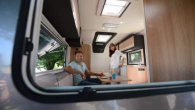 Ein Paar Sitzt In Einem Wohnmobil